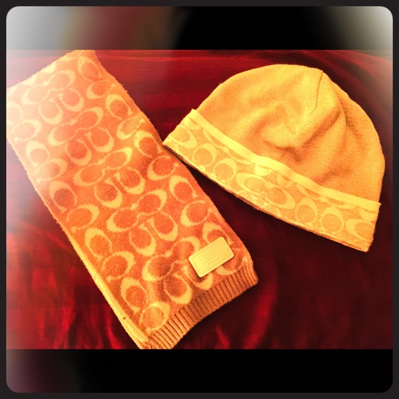 Coach Signature Scarf - Picture 1 of 4